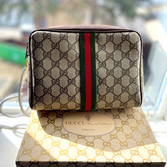 Gucci Handbags - Vintage Gucci Ophidia Clutch 😍